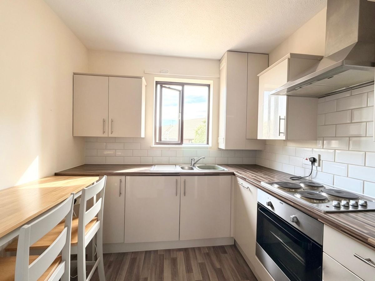 Flat Wellington Place in Brentwood