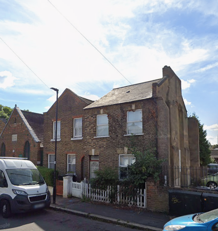 Flat Barnfield Road in Greater London