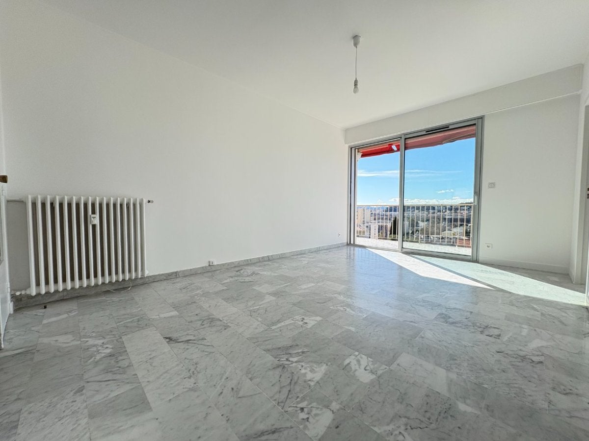 Flat Avenue Sainte-Marguerite in Nice