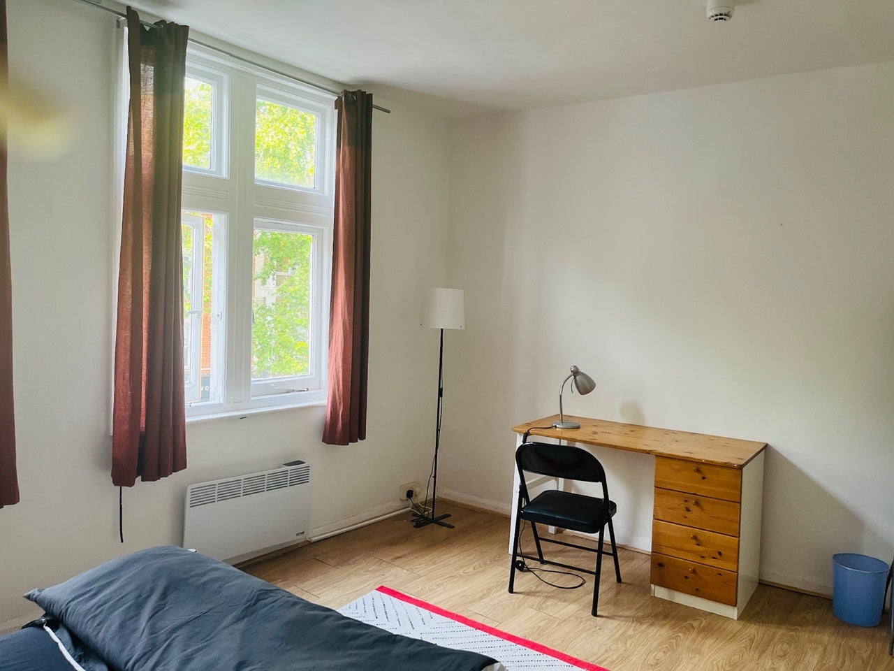 Room Chiswick High Road in Greater London