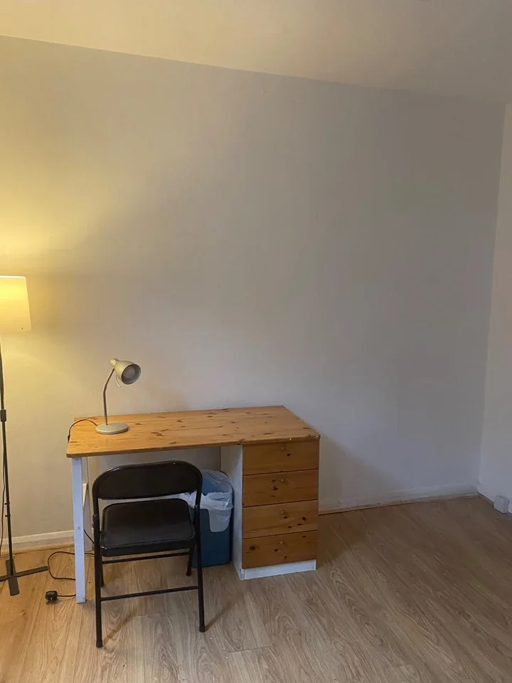 Room Chiswick High Road in Greater London
