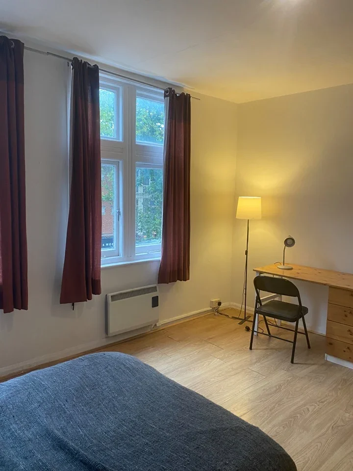 Room Chiswick High Road in Greater London