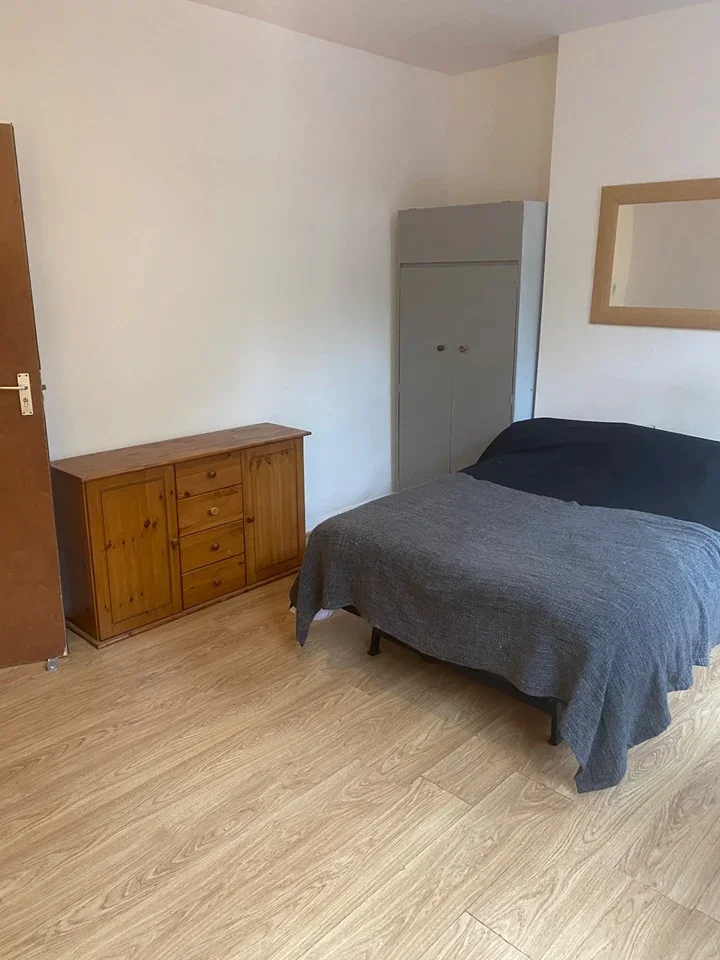 Room Chiswick High Road in Greater London
