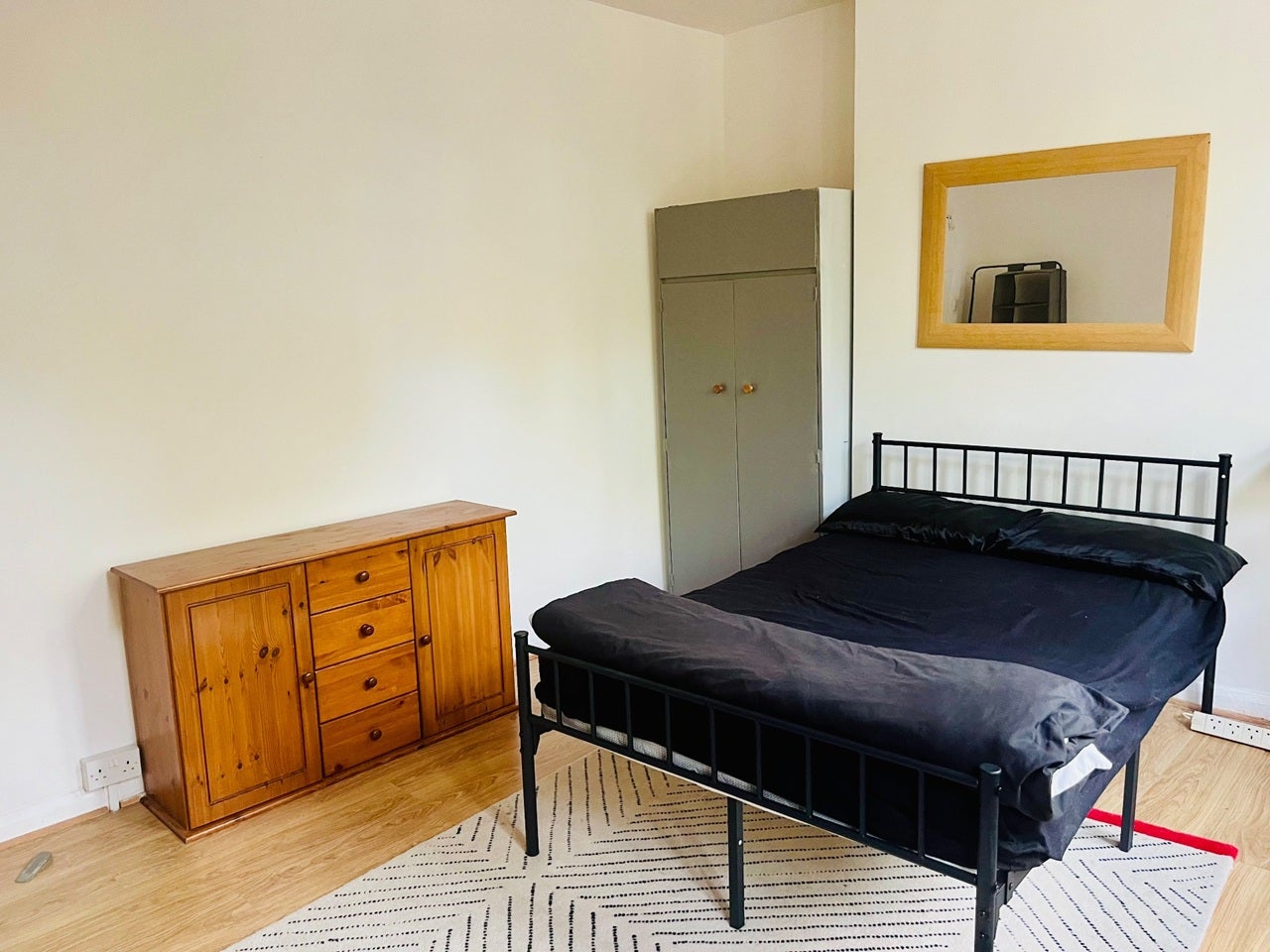 Room Chiswick High Road in Greater London