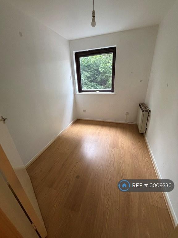 Flat Gurney Close in Greater London