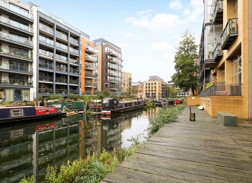 Flat Regent's Canal towpath in Greater London