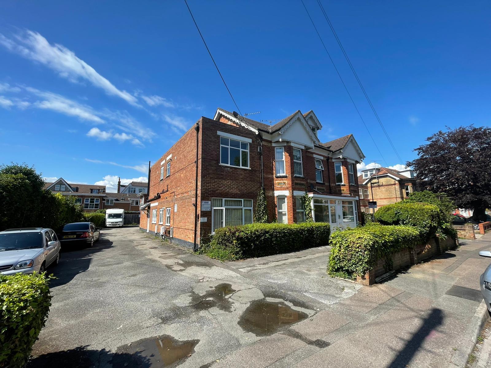 Flat Hawkwood Road in Bournemouth