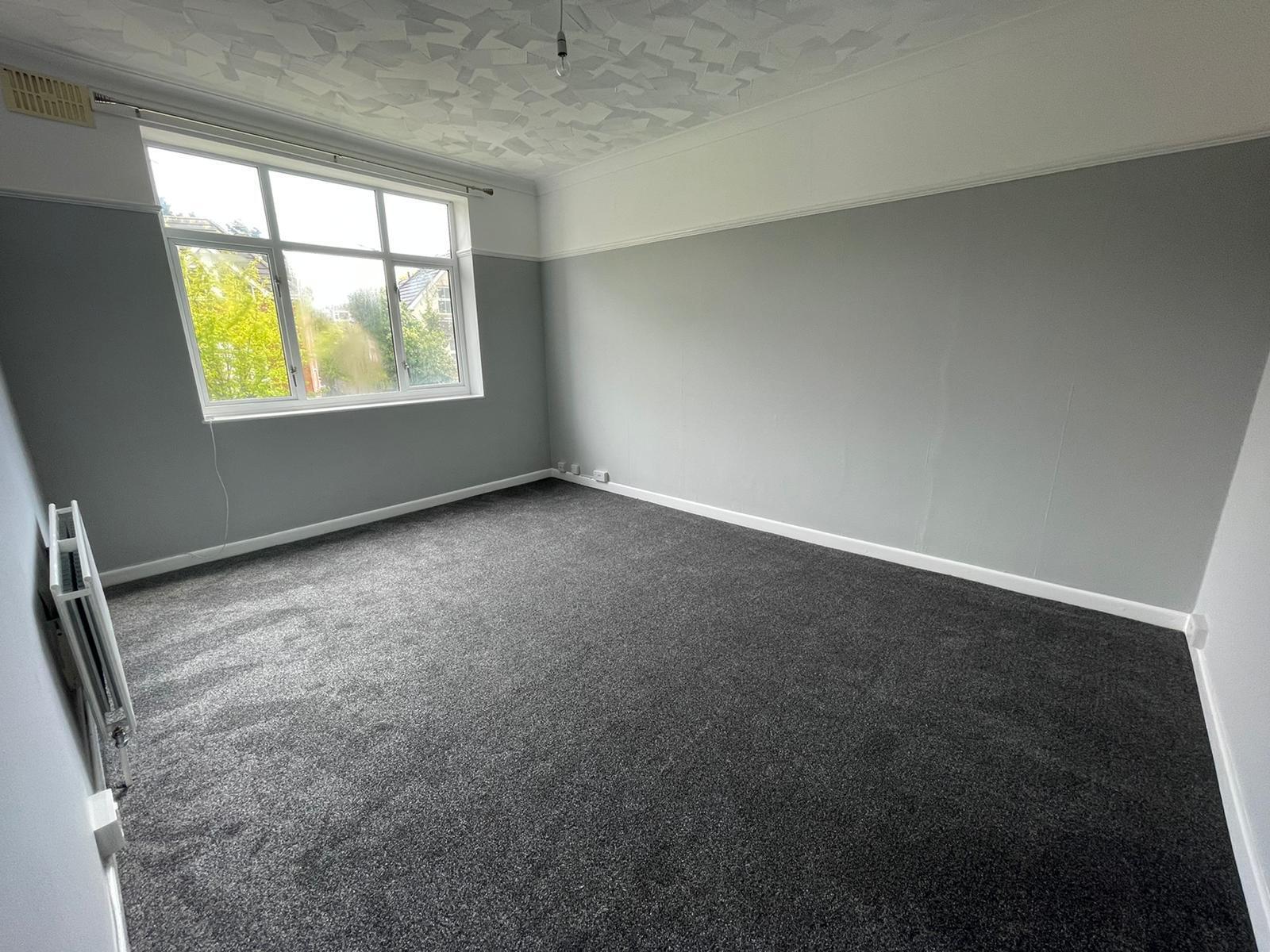 Flat Hawkwood Road in Bournemouth