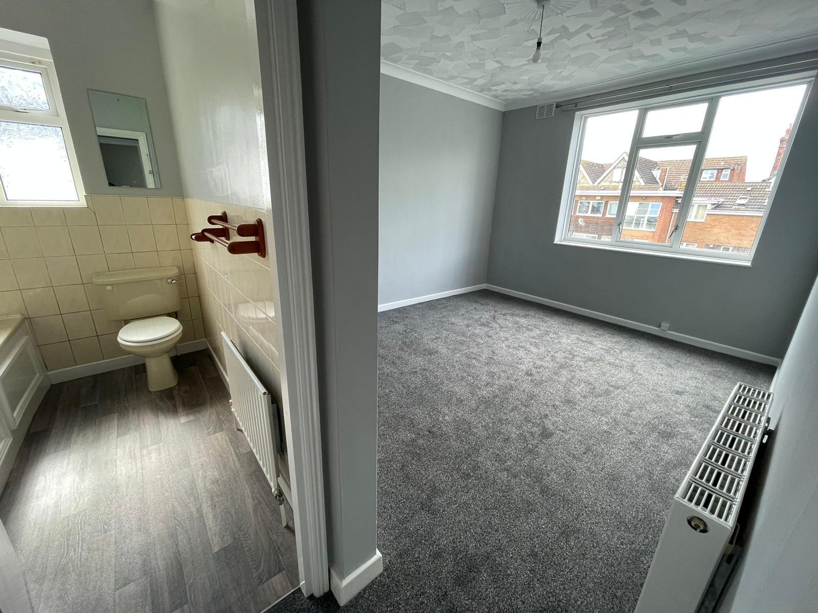 Flat Hawkwood Road in Bournemouth