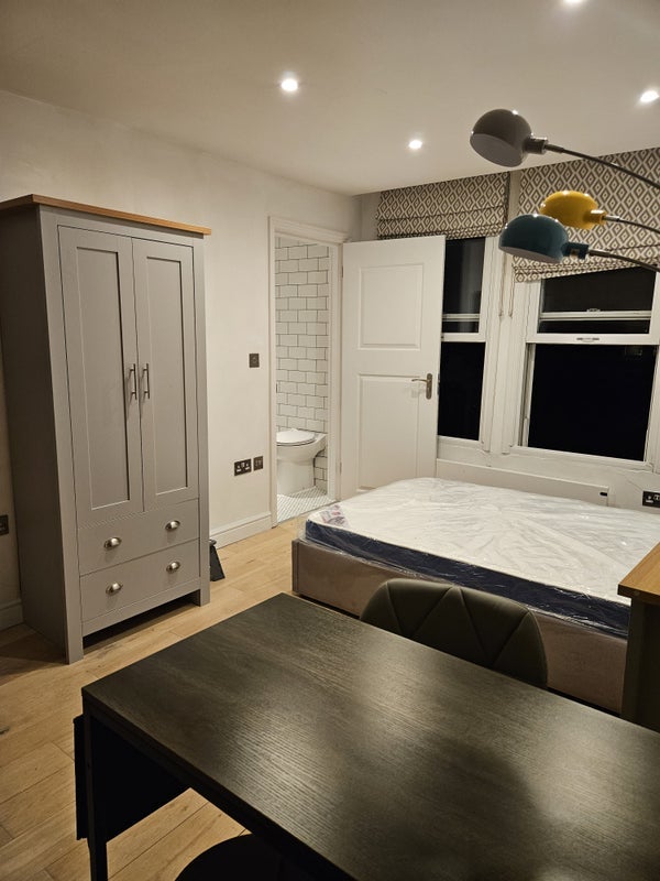 Flat Wolfington Road in Greater London