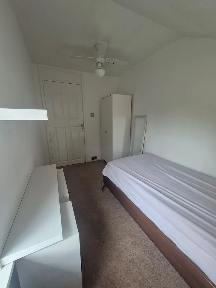 Room Redditch Close in Crawley