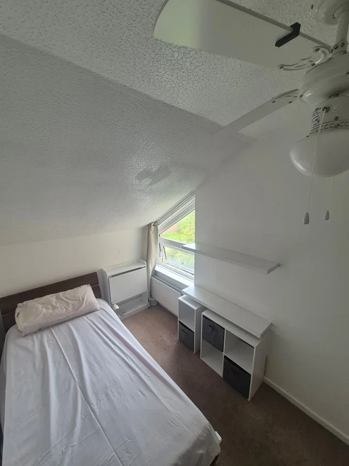 Room Redditch Close in Crawley