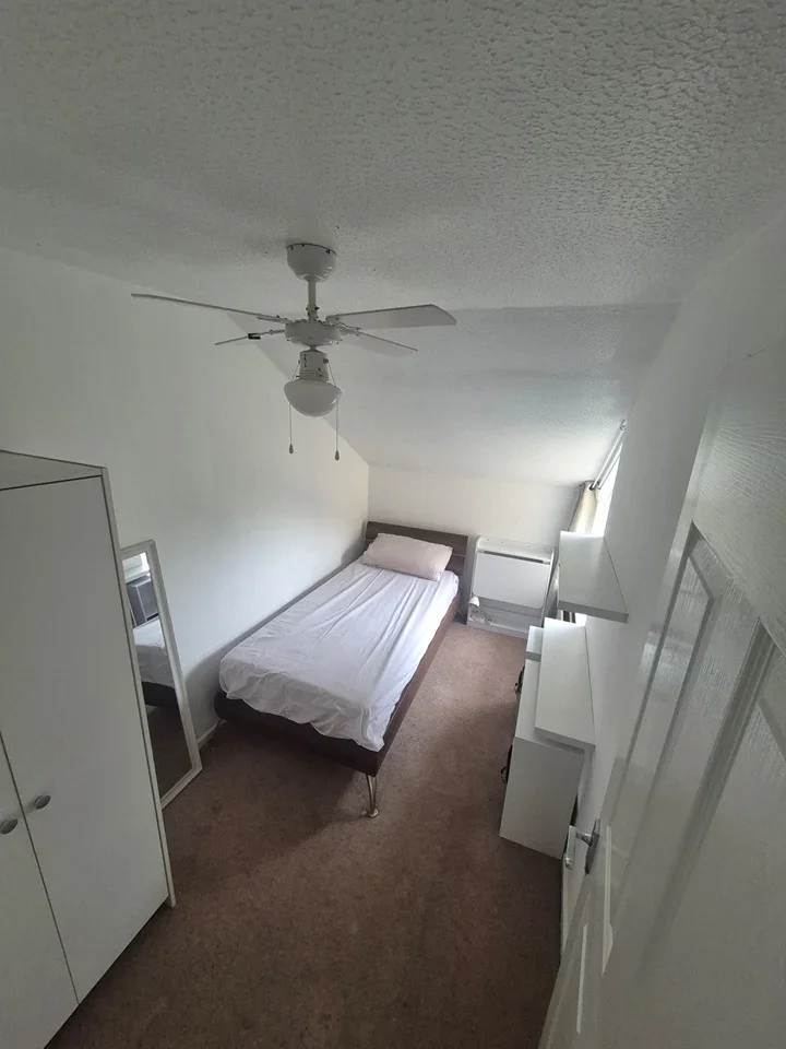Room Redditch Close in Crawley