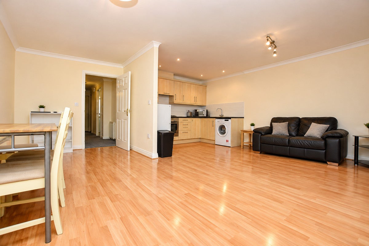 Flat Albany Gardens in Colchester