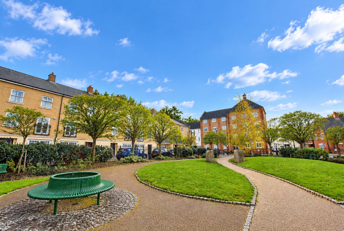 Flat Albany Gardens in Colchester