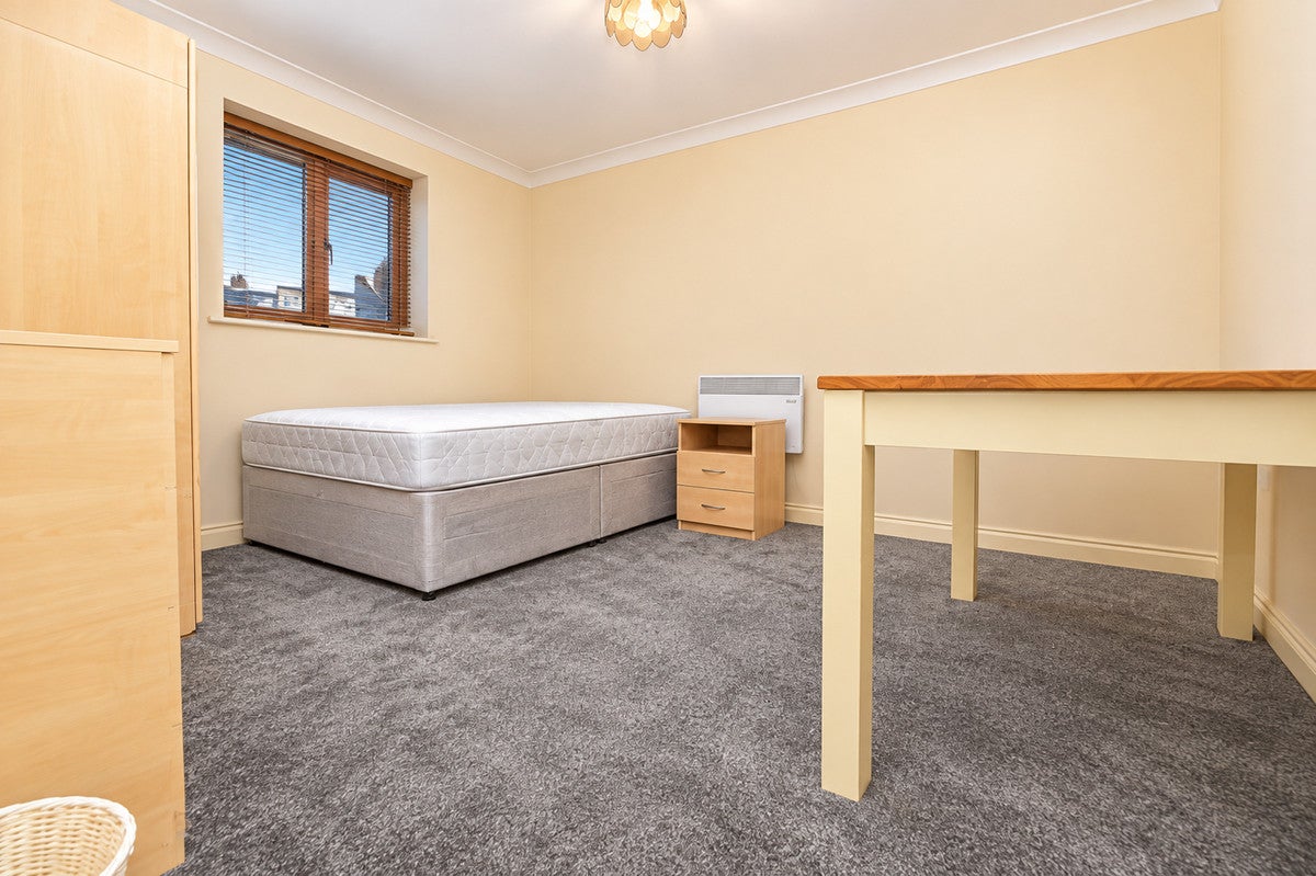 Flat Albany Gardens in Colchester