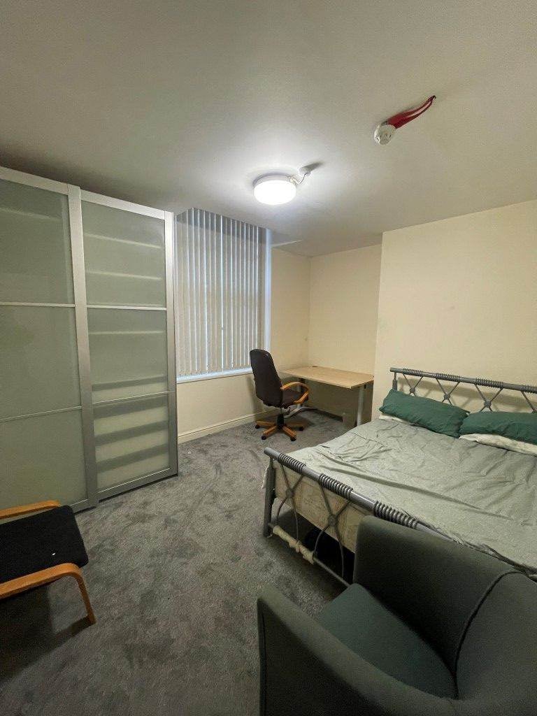 Room Leeds Road in Bradford