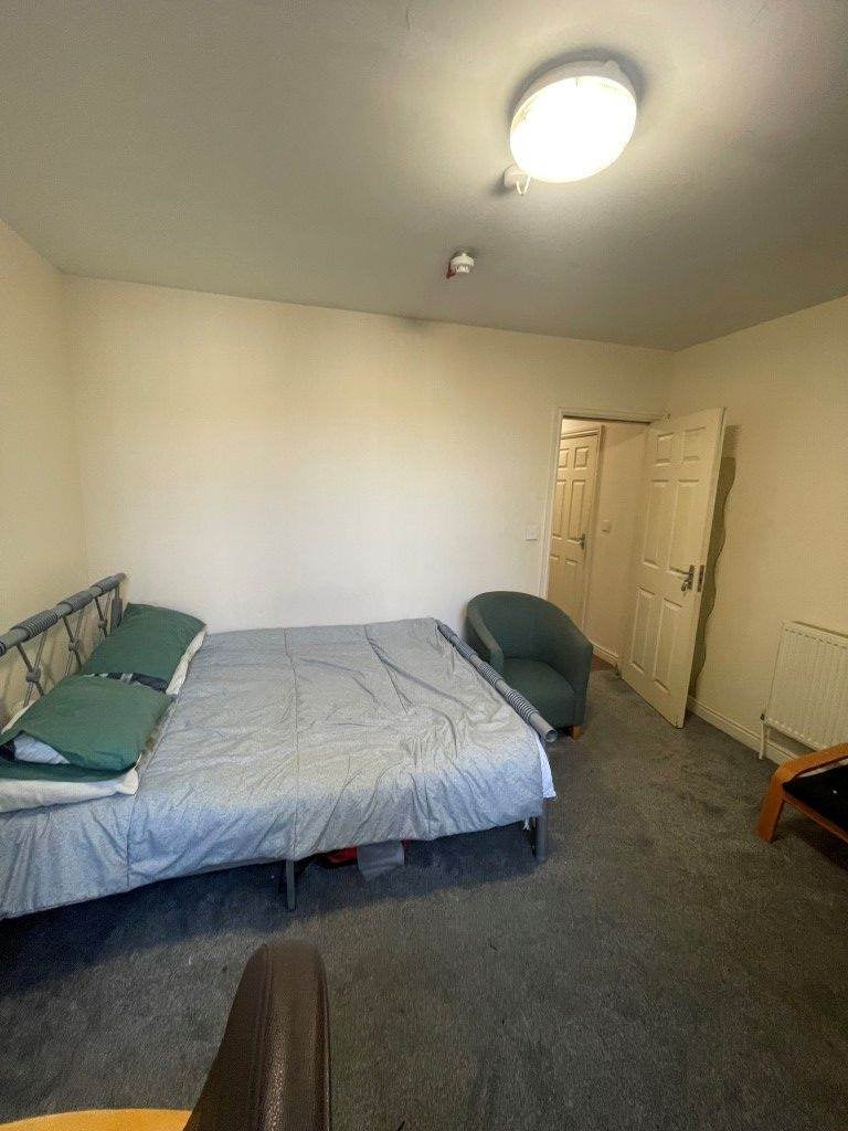 Room Leeds Road in Bradford