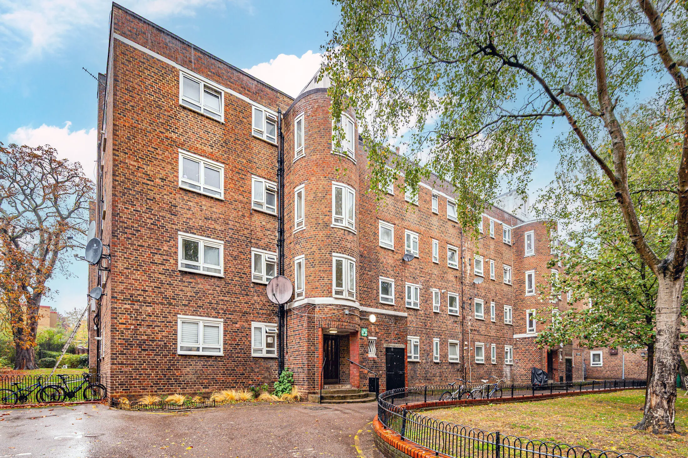 Flat Parkhill Road in Greater London