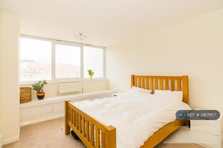 Flat Ashley Lane in Greater London