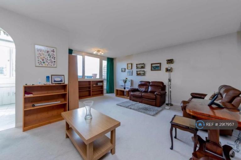 Flat Ashley Lane in Greater London