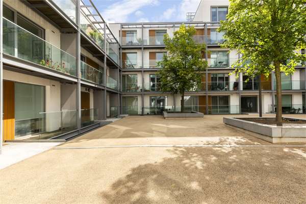 Flat Gillespie Road in Greater London