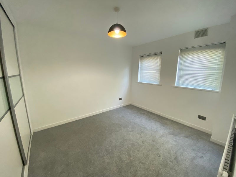 Flat Llwynderw Drive in Swansea