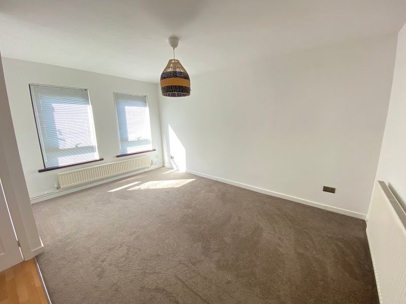 Flat Llwynderw Drive in Swansea