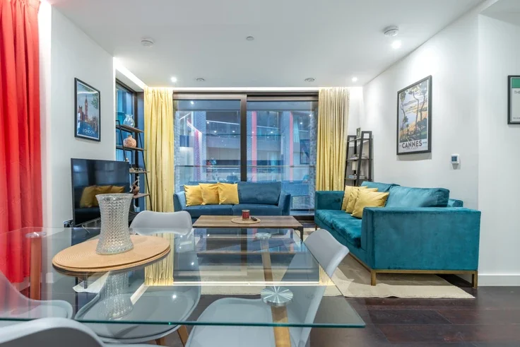 Flat Ponton Road in Greater London