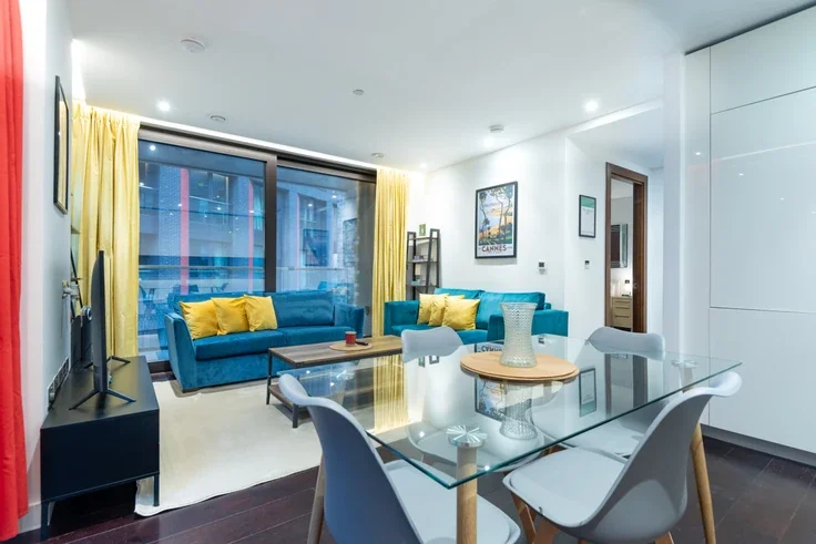 Flat Ponton Road in Greater London