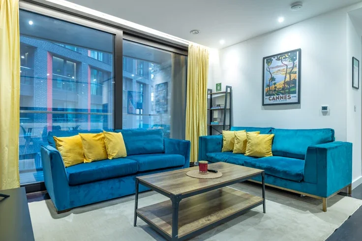 Flat Ponton Road in Greater London