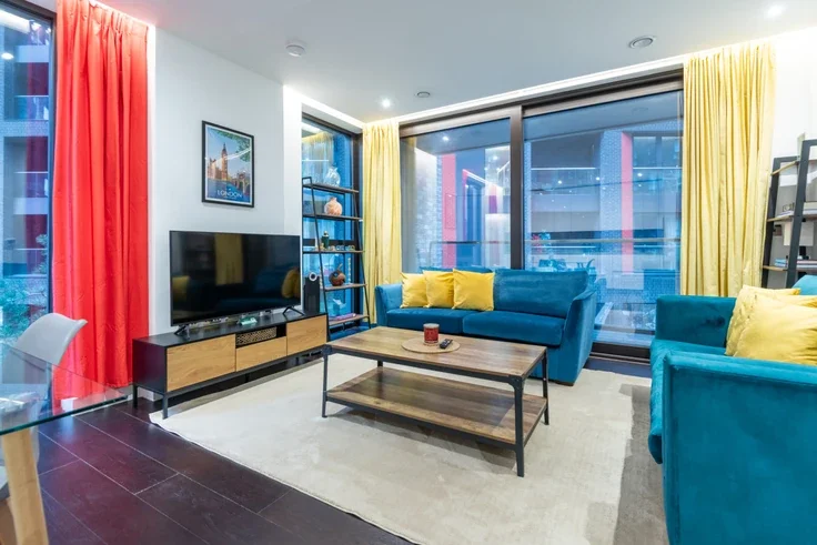 Flat Ponton Road in Greater London