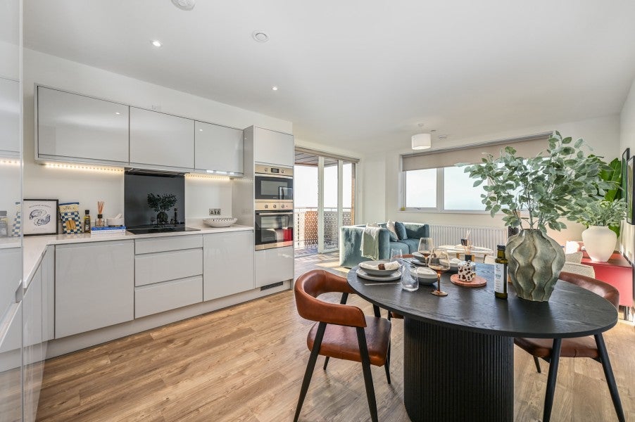 Flat Elmsleigh Road in Staines-upon-Thames