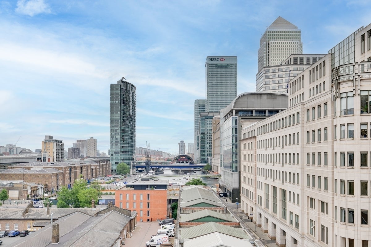 Flat Westferry Circus in Greater London