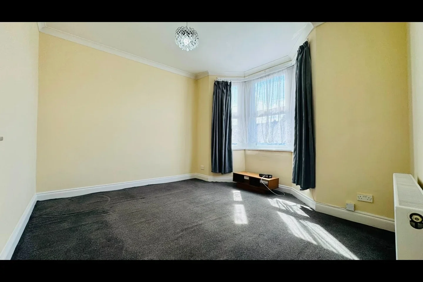 Flat Henley Road in Greater London