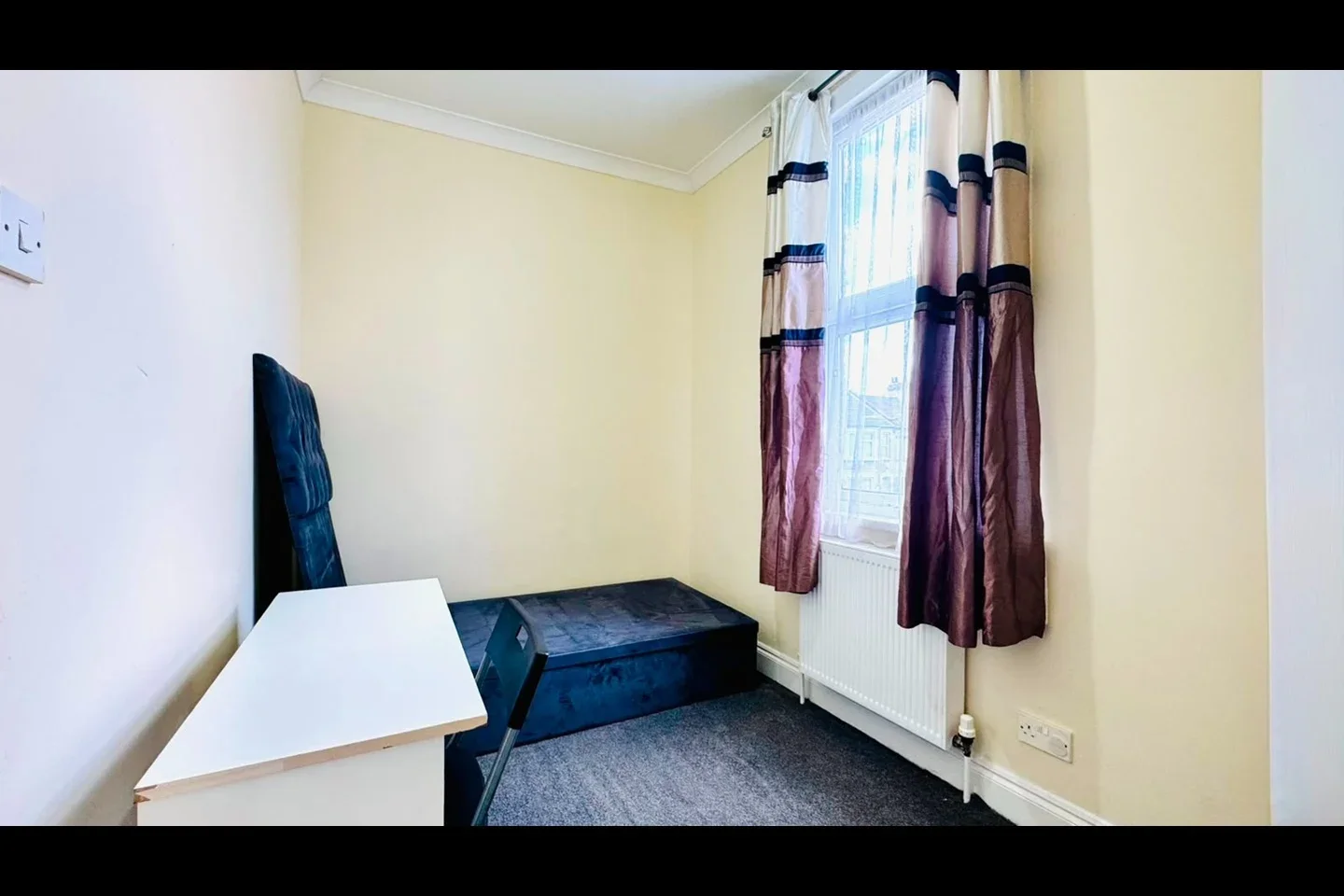 Flat Henley Road in Greater London