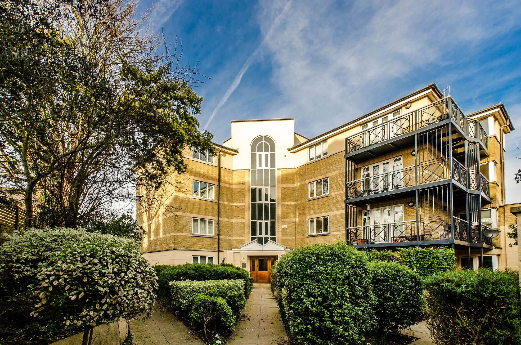 Flat Ferndale Road in Greater London