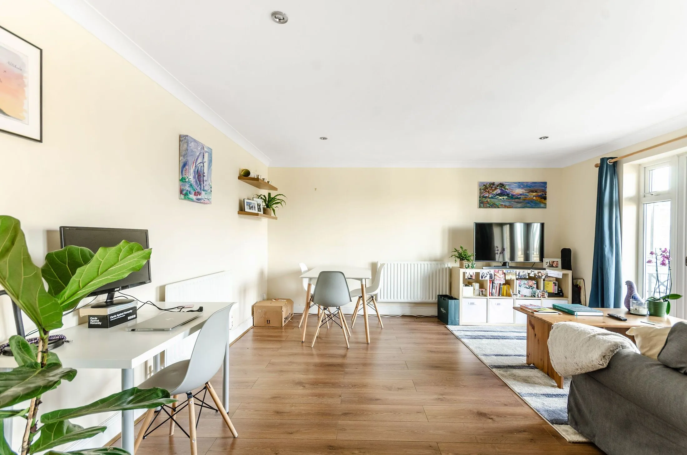 Flat Ferndale Road in Greater London
