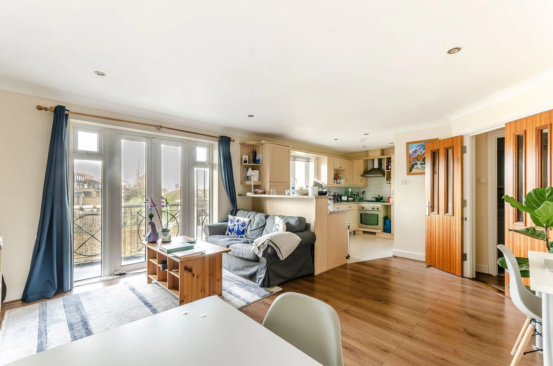 Flat Ferndale Road in Greater London