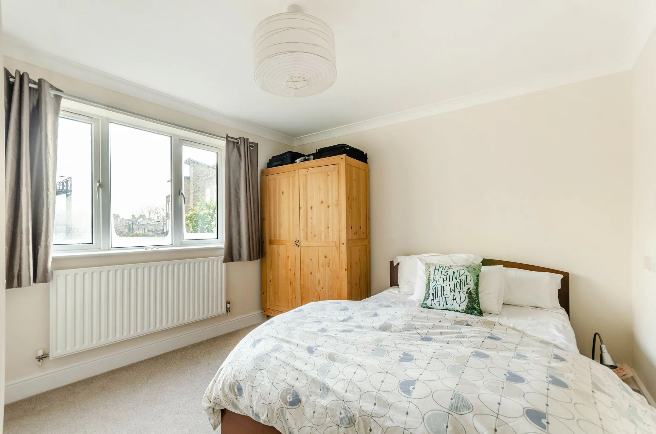 Flat Ferndale Road in Greater London