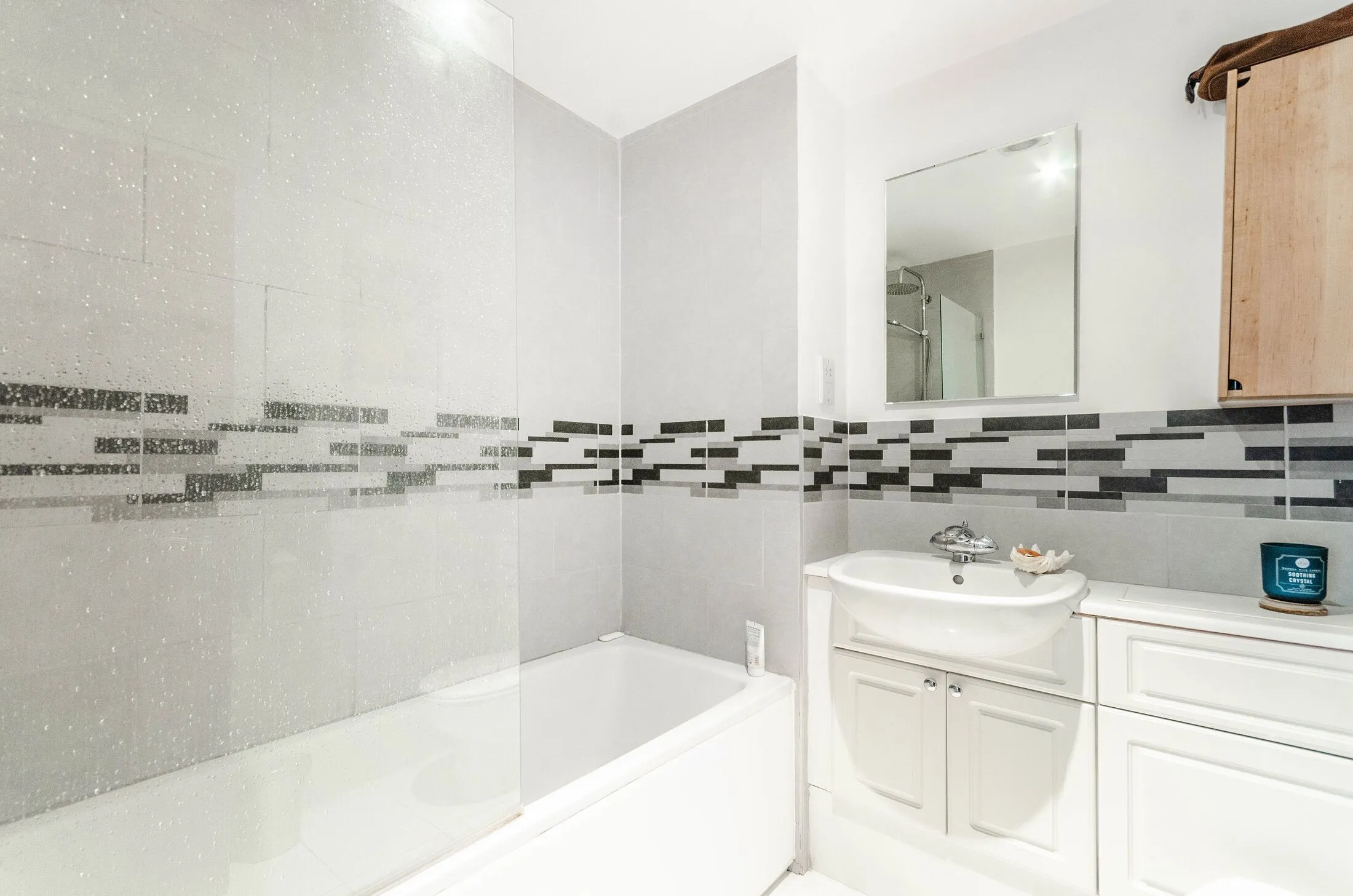Flat Ferndale Road in Greater London