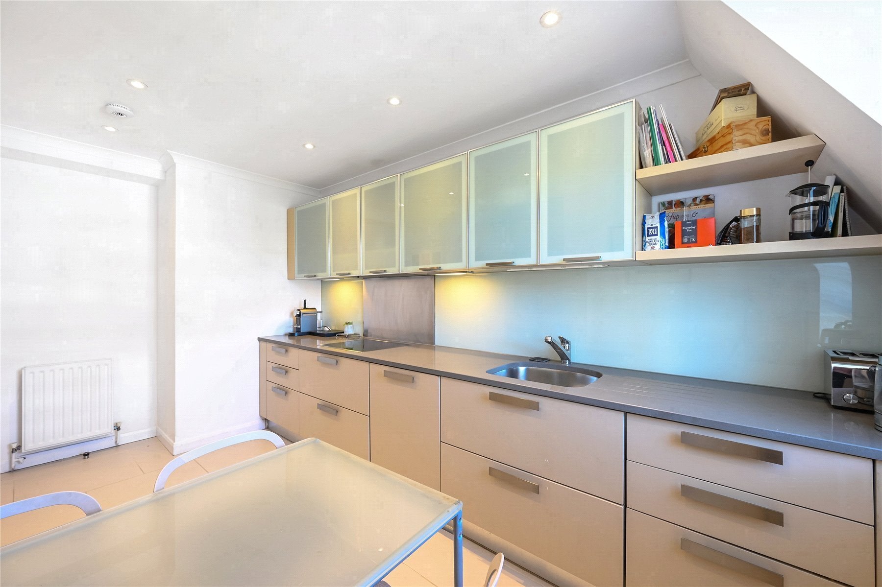 Flat Holland Street in Greater London