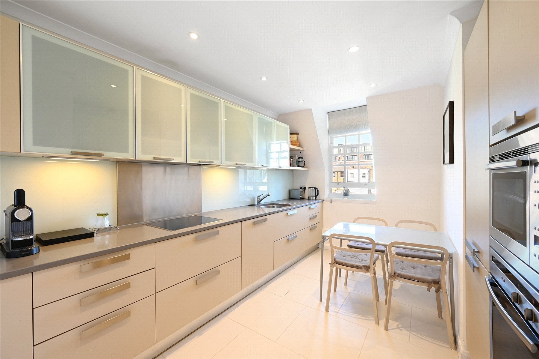 Flat Holland Street in Greater London