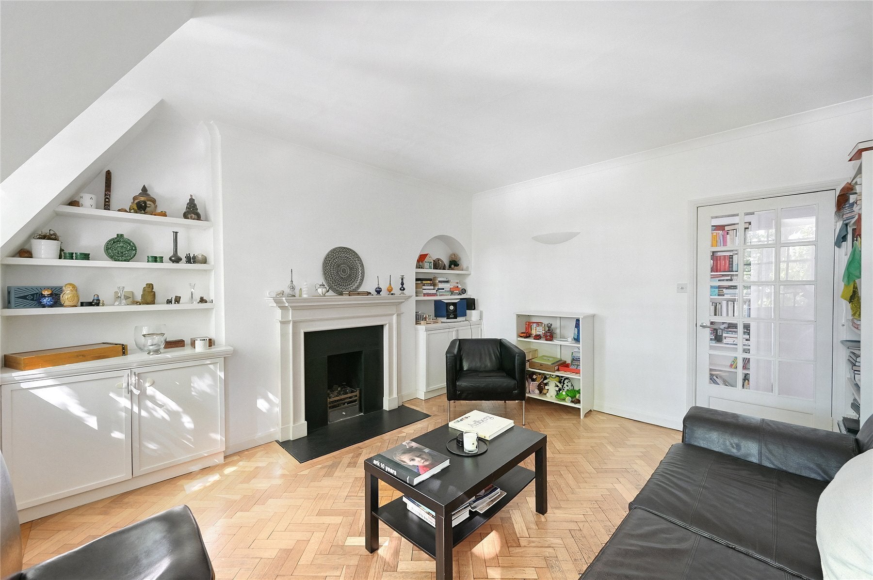 Flat Holland Street in Greater London