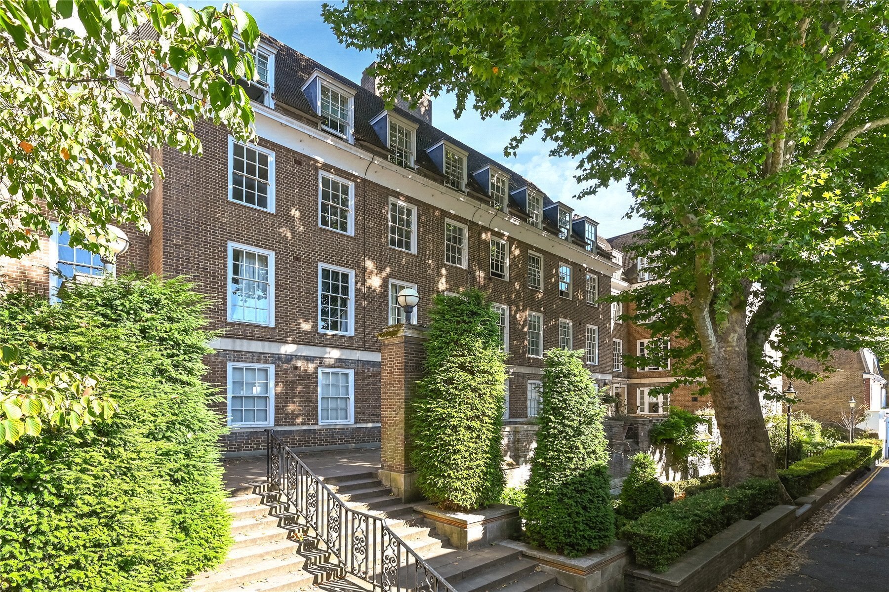 Flat Holland Street in Greater London