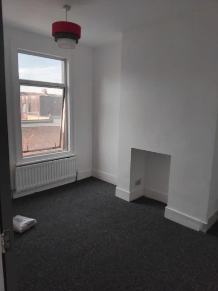 House Redclyffe Road in Greater London