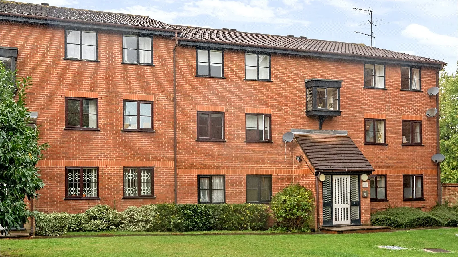Flat Warwick Gardens in Greater London