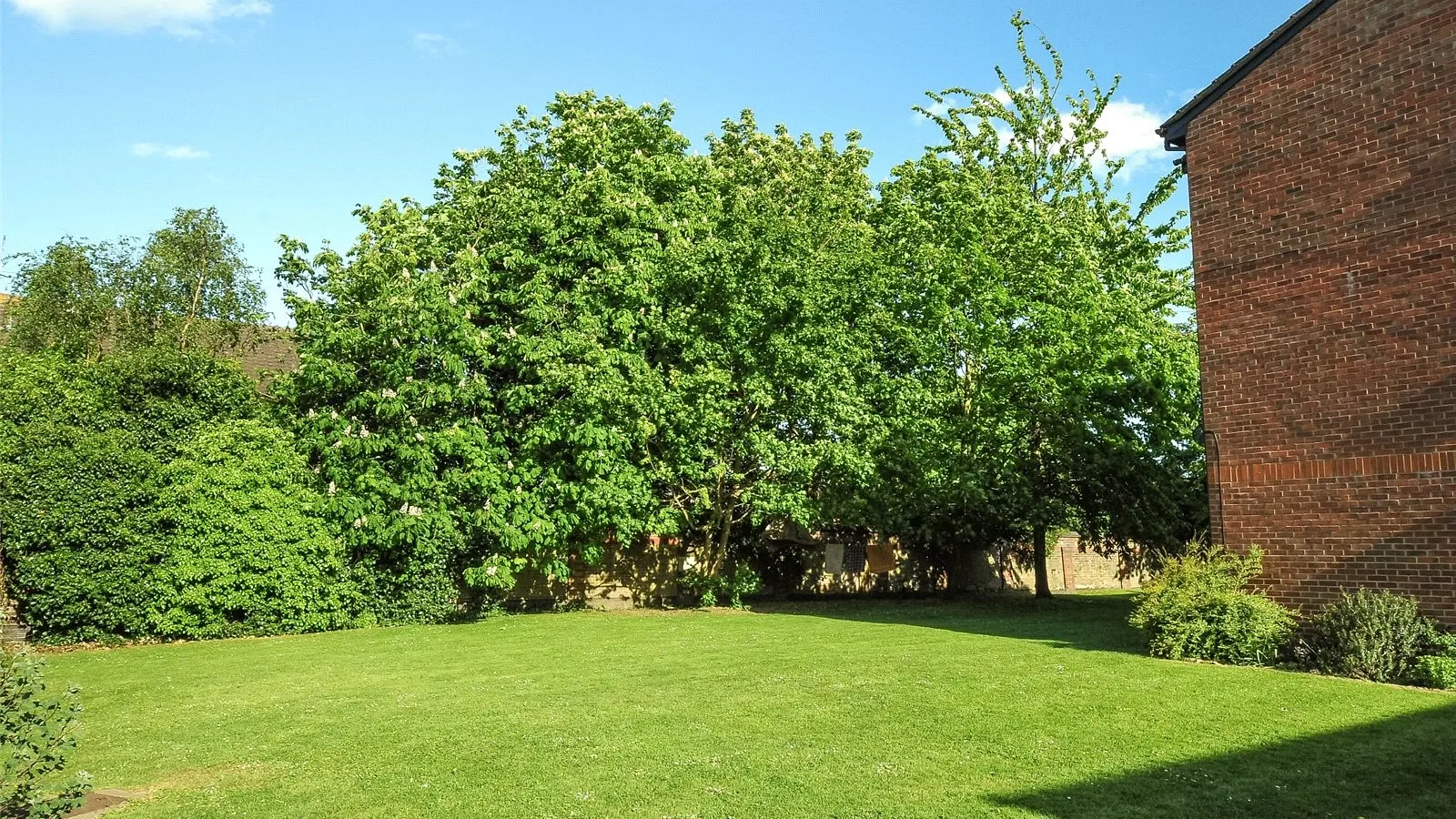 Flat Warwick Gardens in Greater London