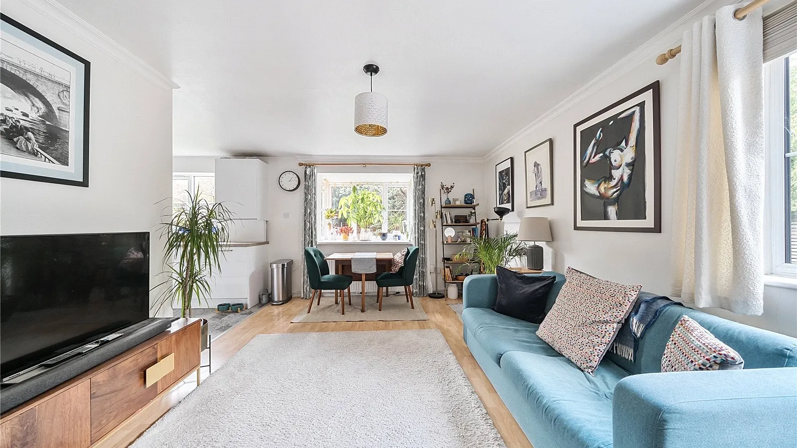Flat Warwick Gardens in Greater London