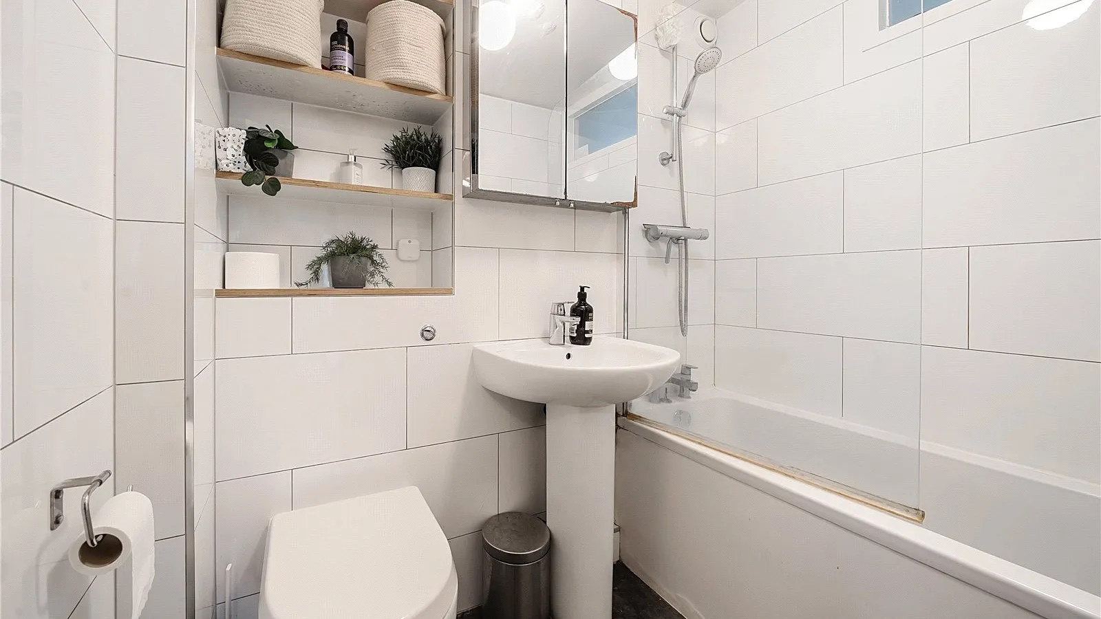 Flat Warwick Gardens in Greater London